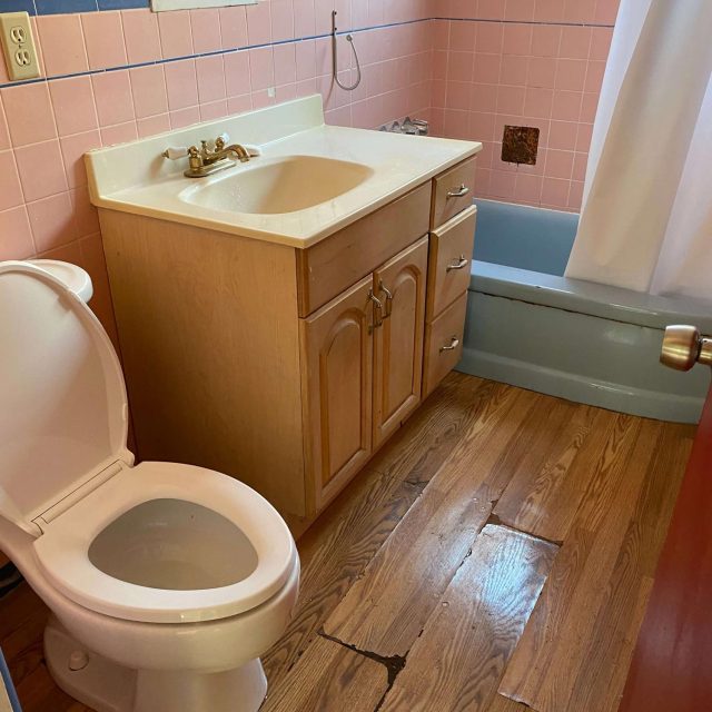 Before-Photo-of-bathroom-prior-to-home-remodel-(1)