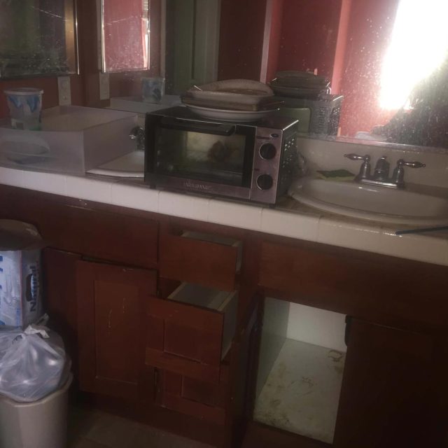 Before-photo-of-remodeled-bathroom-in-San-Marcos-condo